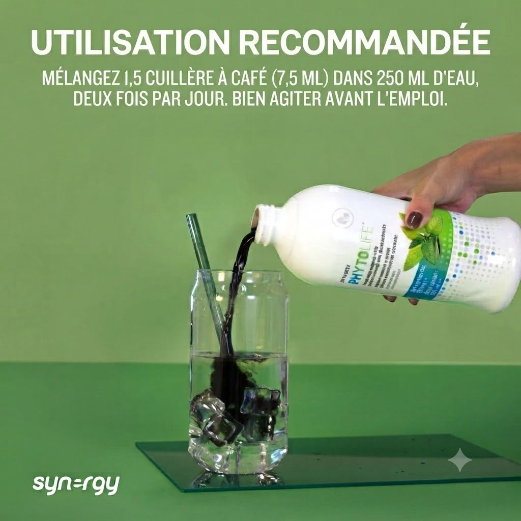 Une main verse un liquide foncé d'une bouteille blanche étiquetée "PHYTO LIFE" dans un verre avec des glaçons et de l'eau.