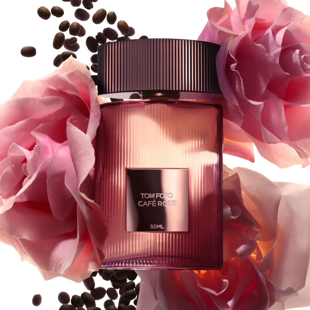 Flacon rose avec étiquette "TOM FORD Café Rose", entouré de roses et de grains de café.