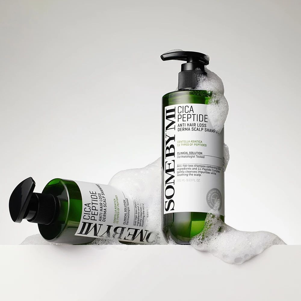 Deux flacons de shampooing verts avec pompe. Inscription : Cica Peptide Anti Hair Loss Derma Scalp Shampoo. Mousse.