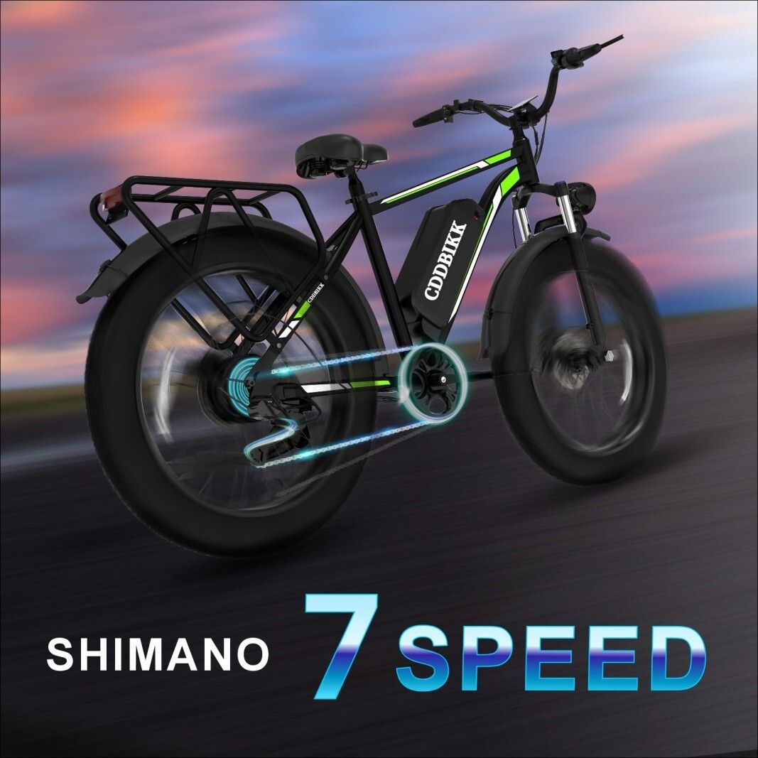 Vélo électrique noir avec accents verts. Transmission Shimano 7 vitesses et entraînement arrière visibles.