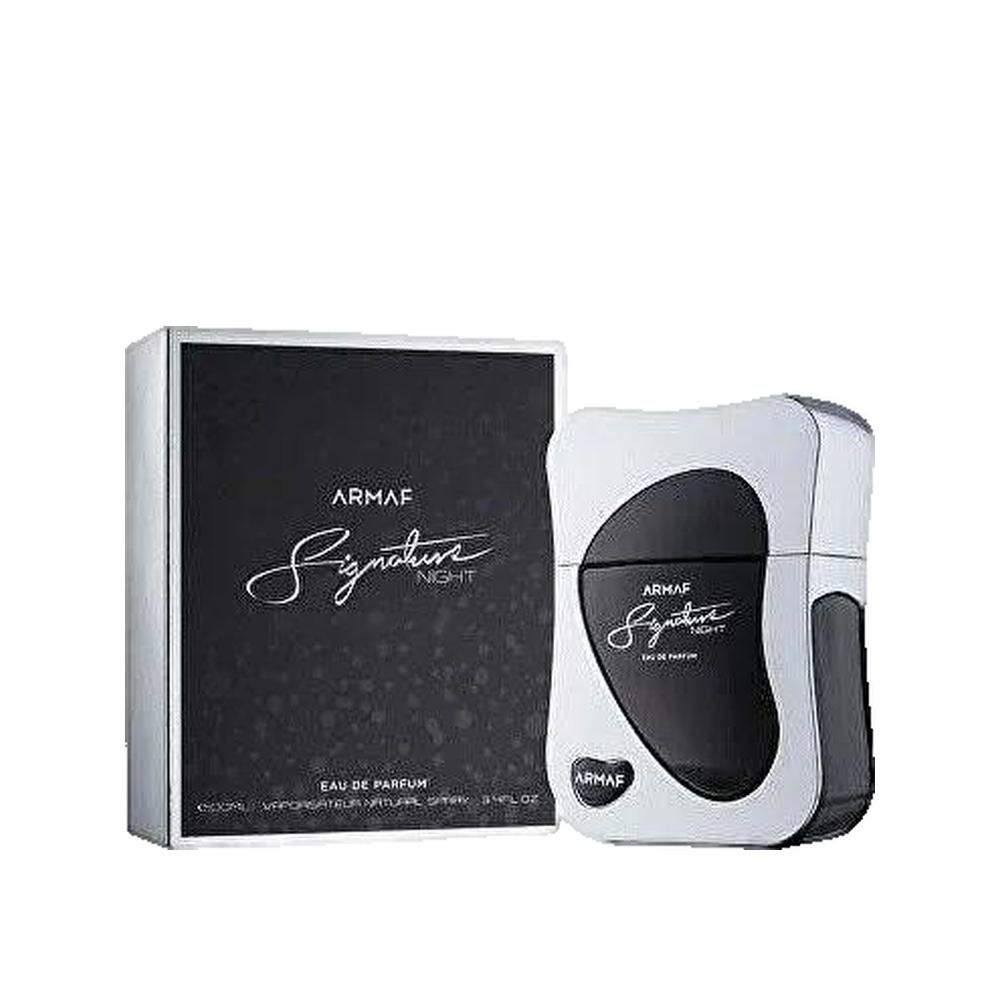 Flacon de parfum et emballage. Flacon blanc et noir, rectangulaire, arrondi. Emballage noir et blanc, lettrage.