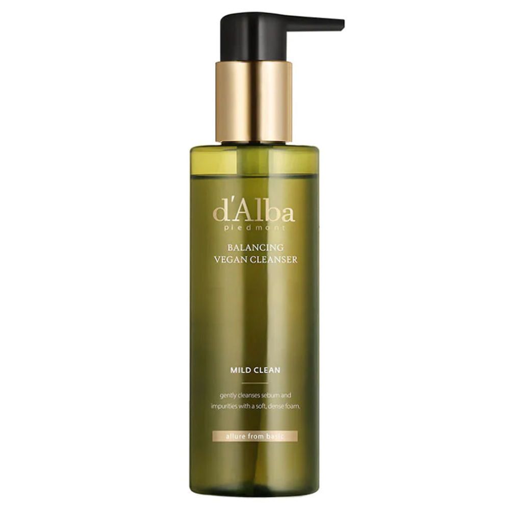 Groene fles met zwarte pomp. Opschrift: d'Alba, Balancing Vegan Cleanser, Mild Clean. Transparante vloeistof zichtbaar.