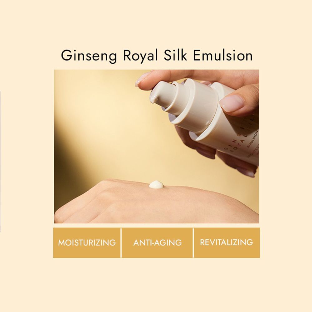 Hand die crème op handpalm aanbrengt. Tekst: Ginseng Royal Silk Emulsion. Ondertitels: Moisturizing, Anti-Aging, Revitalizing.