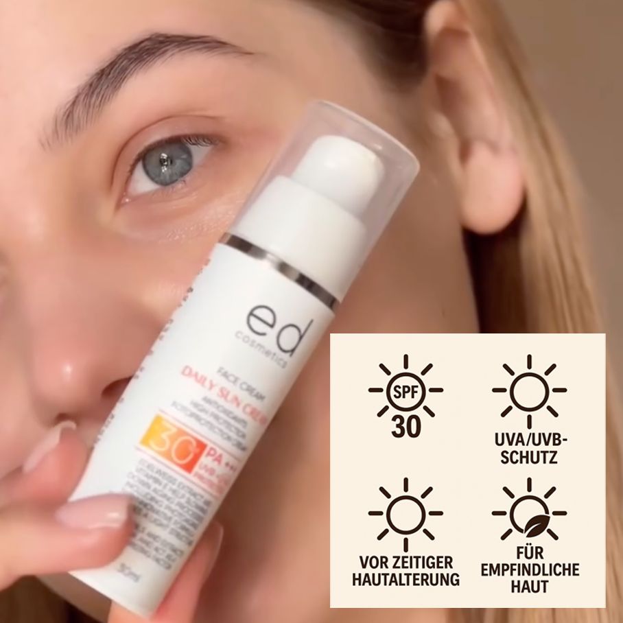 Femme tenant un flacon de crème solaire. Inscription : ED cosmetics, Daily Sun Cream, SPF 30, protection UVA/UVB.