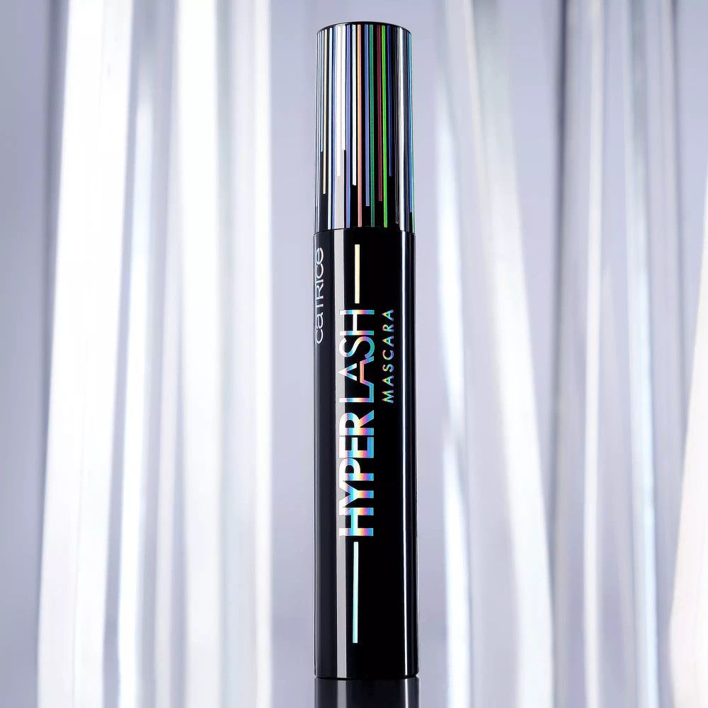 Tube de mascara noir avec bouchon argenté. "CATRICE HYPER LASH MASCARA" est écrit sur le tube.
