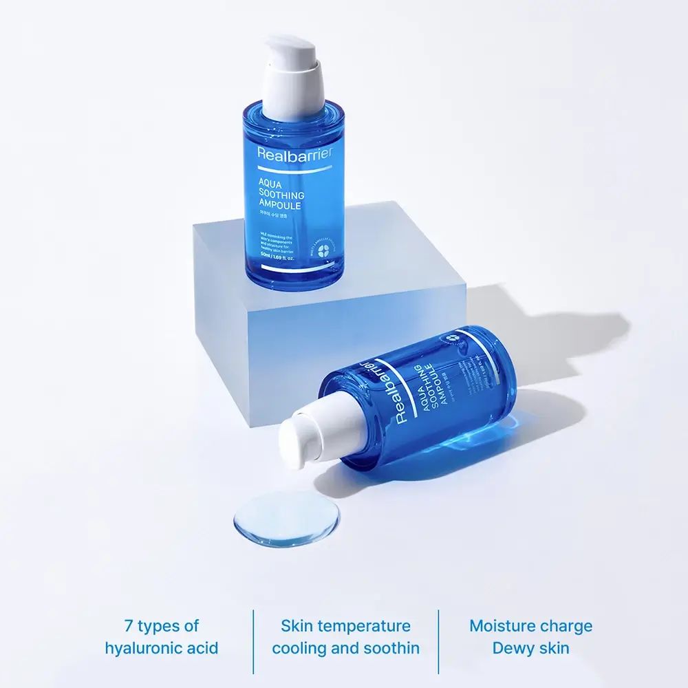 Twee blauwe serums met witte pomp. Opschrift: Realbarrier Aqua Soothing Ampoule. Druppel serum.