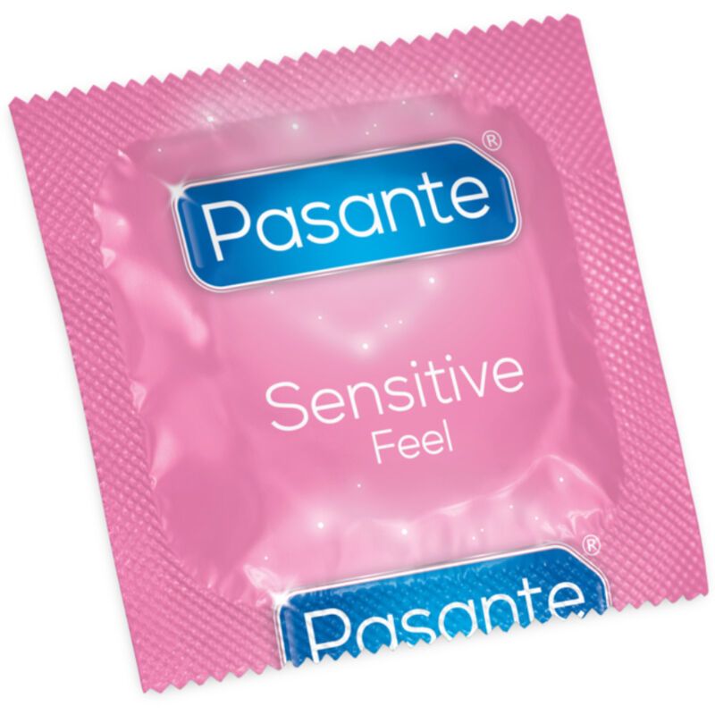 Emballage individuel rose avec préservatif. Inscription: Pasante Sensitive Feel. Logo et texte bleus.