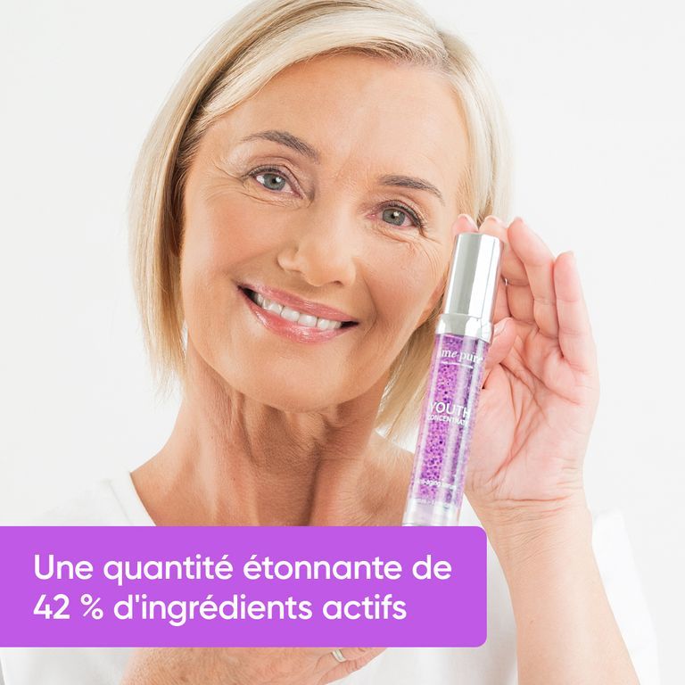 Deux flacons de sérum Youth Concentrate aux perles violettes.