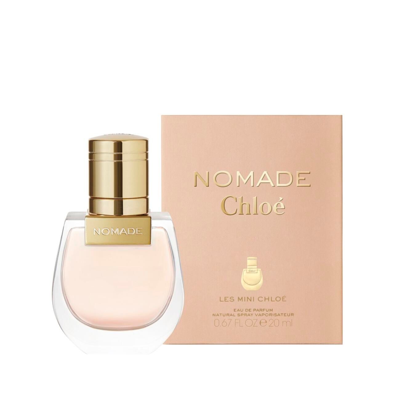 Parfumfles en verpakking. Fles met gouden dop en etiket. Verpakking met opschrift Nomade Chloé.