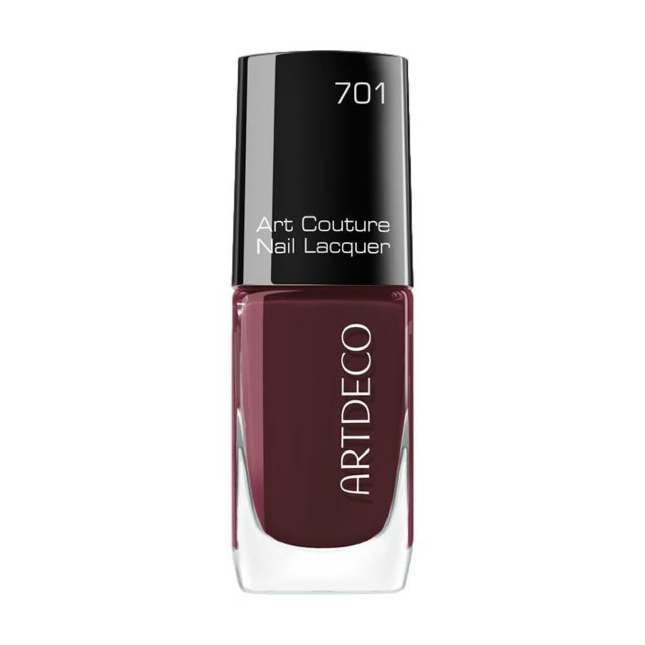 Nagellakfles met zwarte dop. Opschrift: Art Couture Nail Lacquer, ARTDECO. Tint 701, donkerrood.