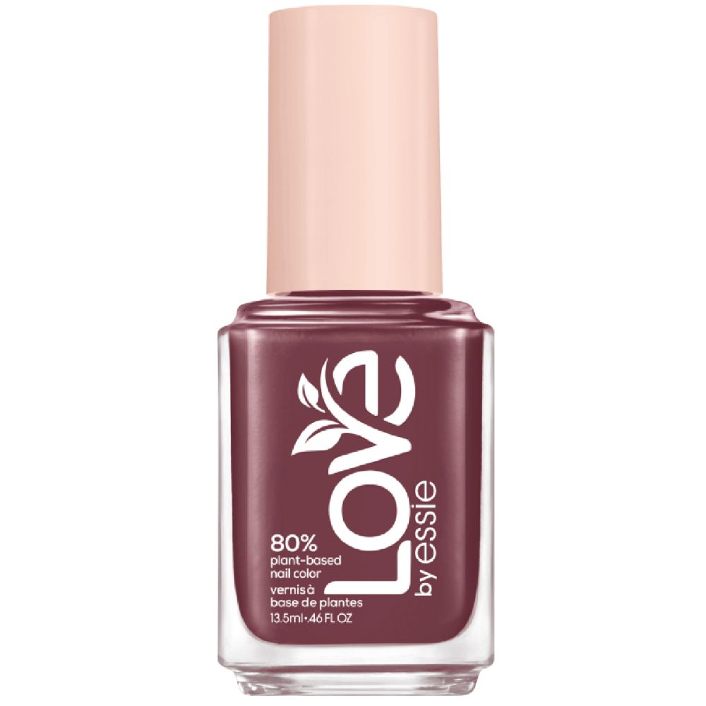 Nagellakflesje met roze dop. Opschrift 'Love by essie', daaronder '80% plant-based nail color'.