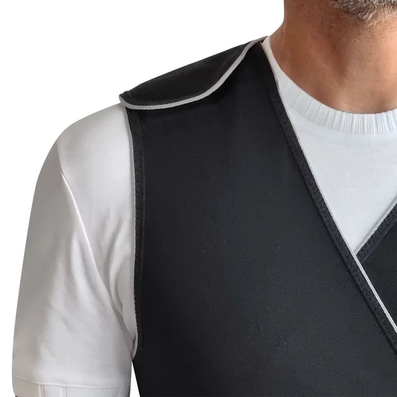 Gros plan sur un gilet noir avec bordure blanche. Le gilet couvre l'épaule et une partie de la poitrine.