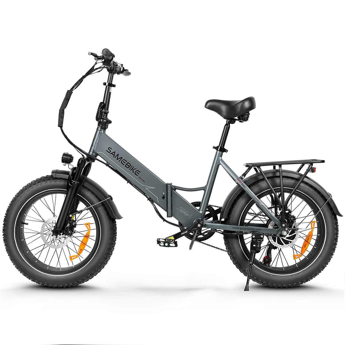 Vélo électrique pliable gris avec pneus larges. Porte-bagages, garde-boue et phare visibles. Marque : SAMEBIKE.