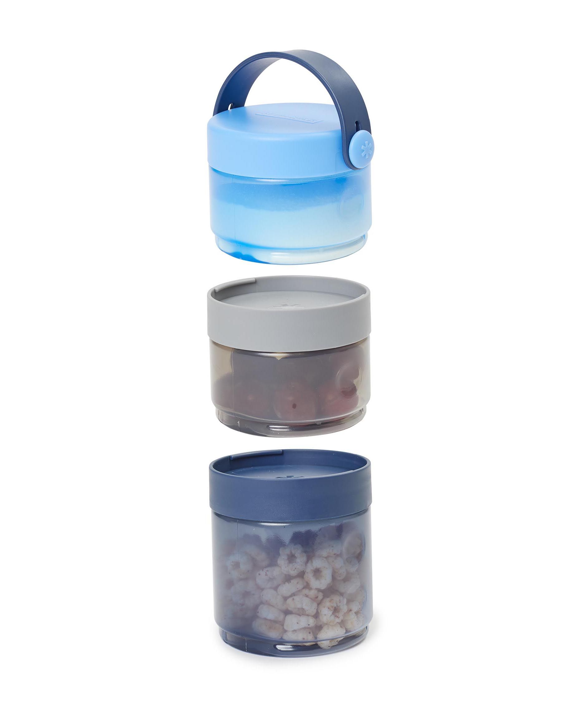 Drie stapelbare, transparante containers met deksels. Blauw, grijs en transparant.