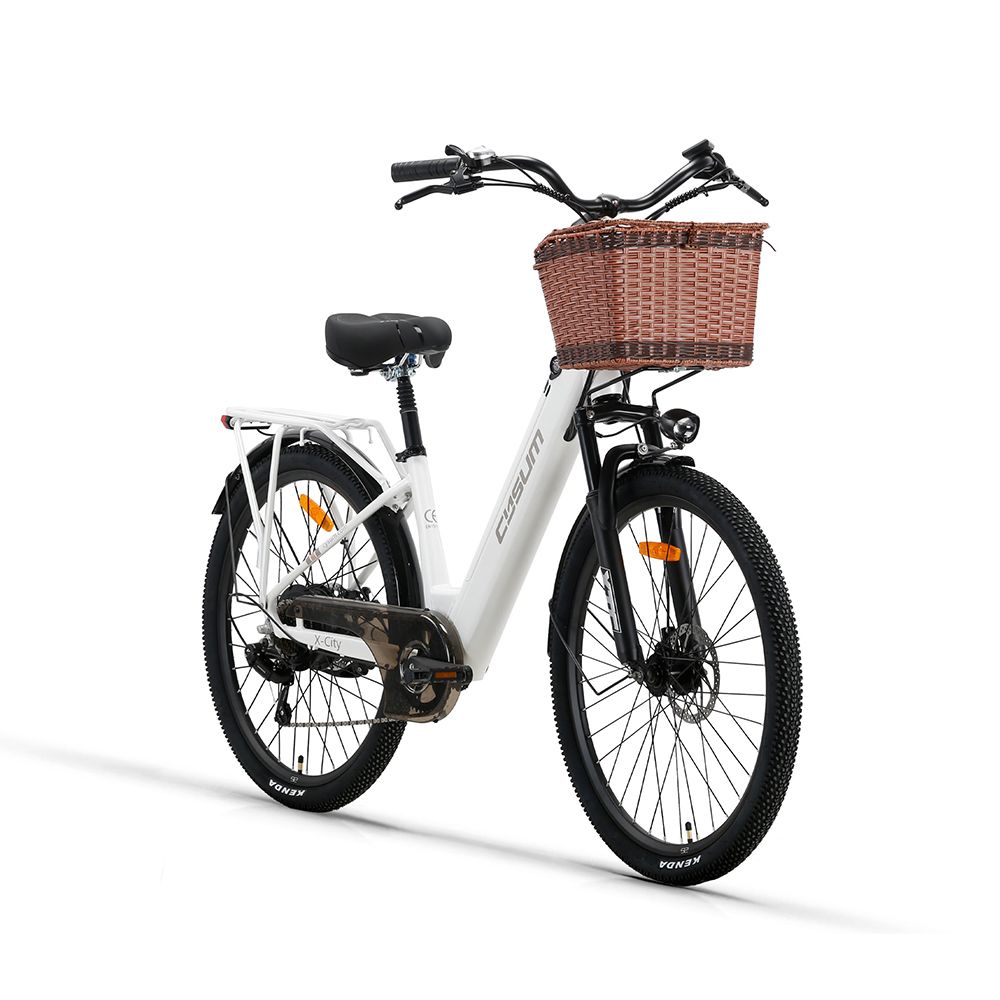 Witte elektrische fiets met mand, zwart frame en banden. Merk CYSUM.