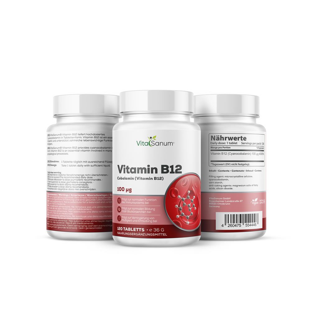 Drie flessen VitaSanum vitamine B12. Witte flessen met rode etiketten. Productinfo en moleculaire structuur zichtbaar.