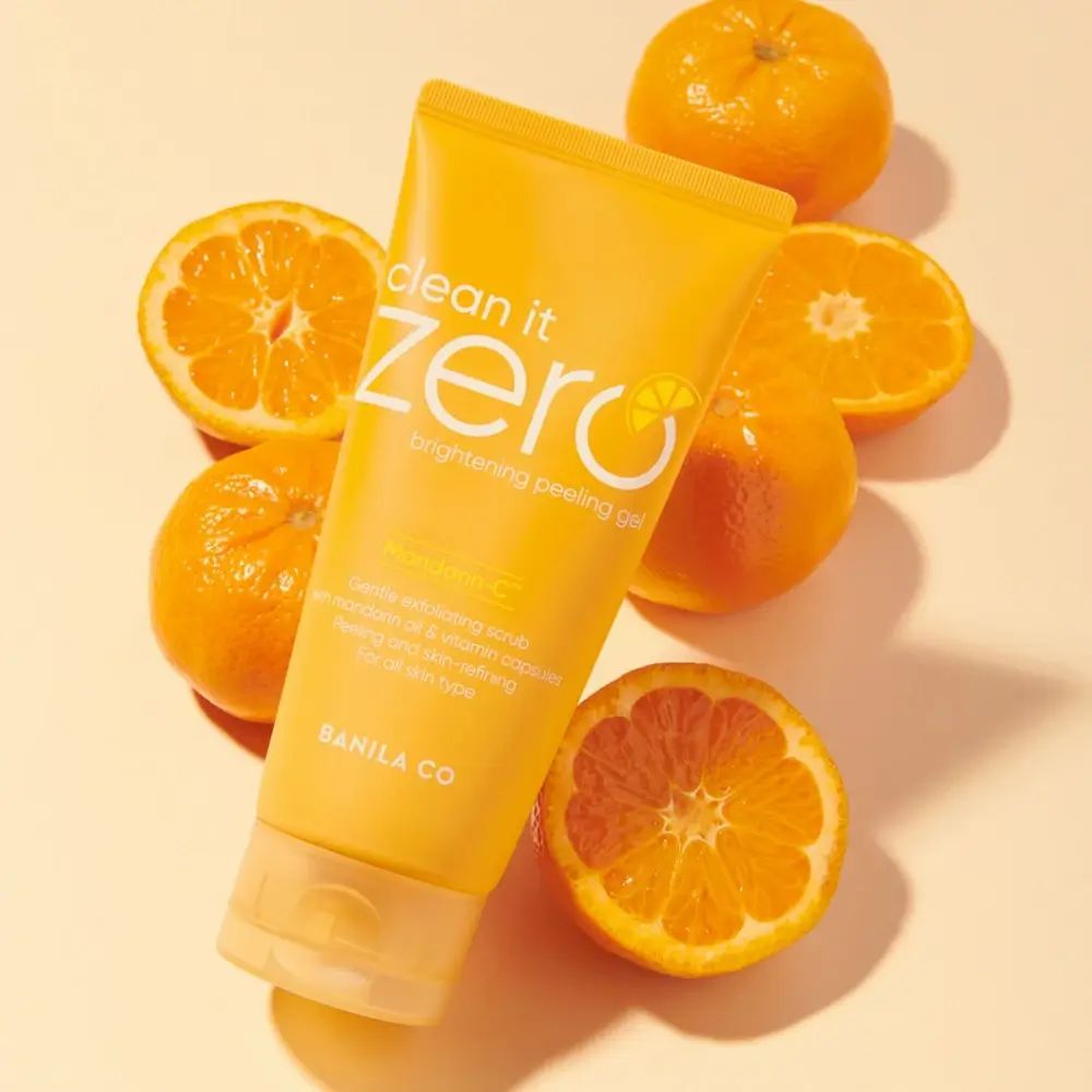 Tube de gel jaune avec texte "Clean It Zero". Mandarines entières et coupées. Logo BANILA CO.