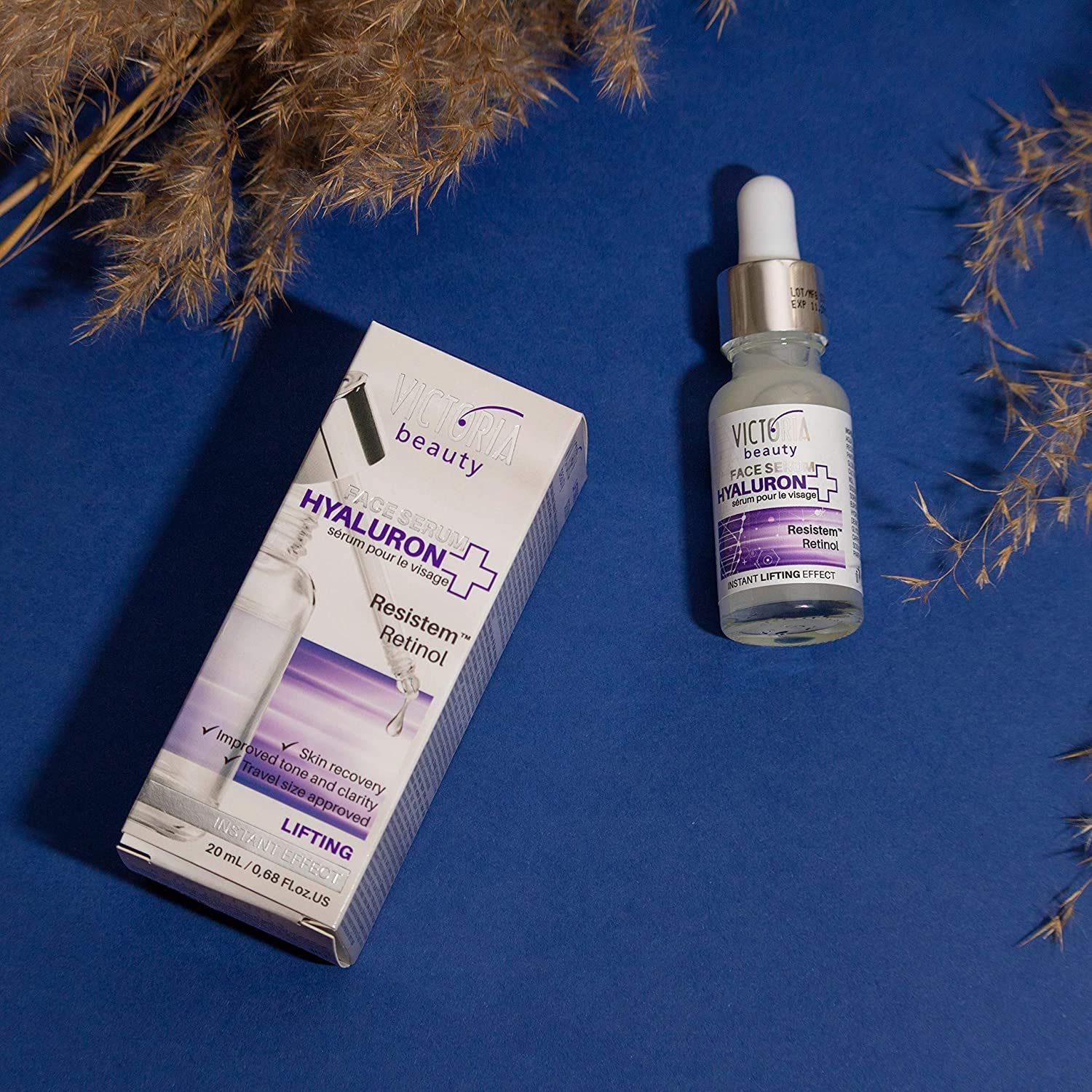 Victoria Beauty Hyaluron Serum en verpakking op blauwe achtergrond.