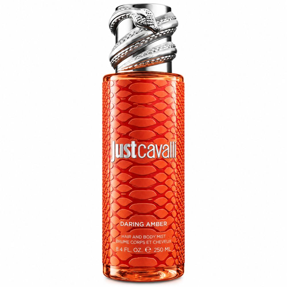 Flacon orange à motif peau de serpent avec un bouchon argenté en forme de tête de serpent. "Just Cavalli Daring Amber Hair and Body Mist" est imprimé.