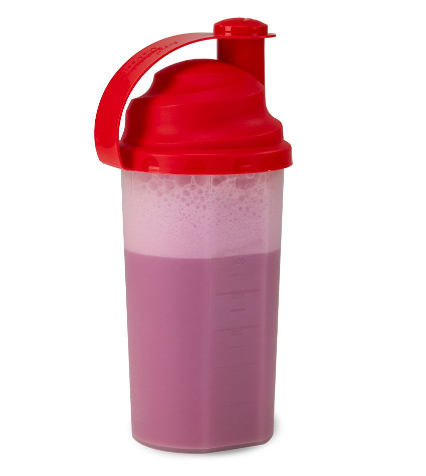 Shaker rouge avec couvercle et poignée rouges. Contient un liquide rose. Échelle sur le côté.
