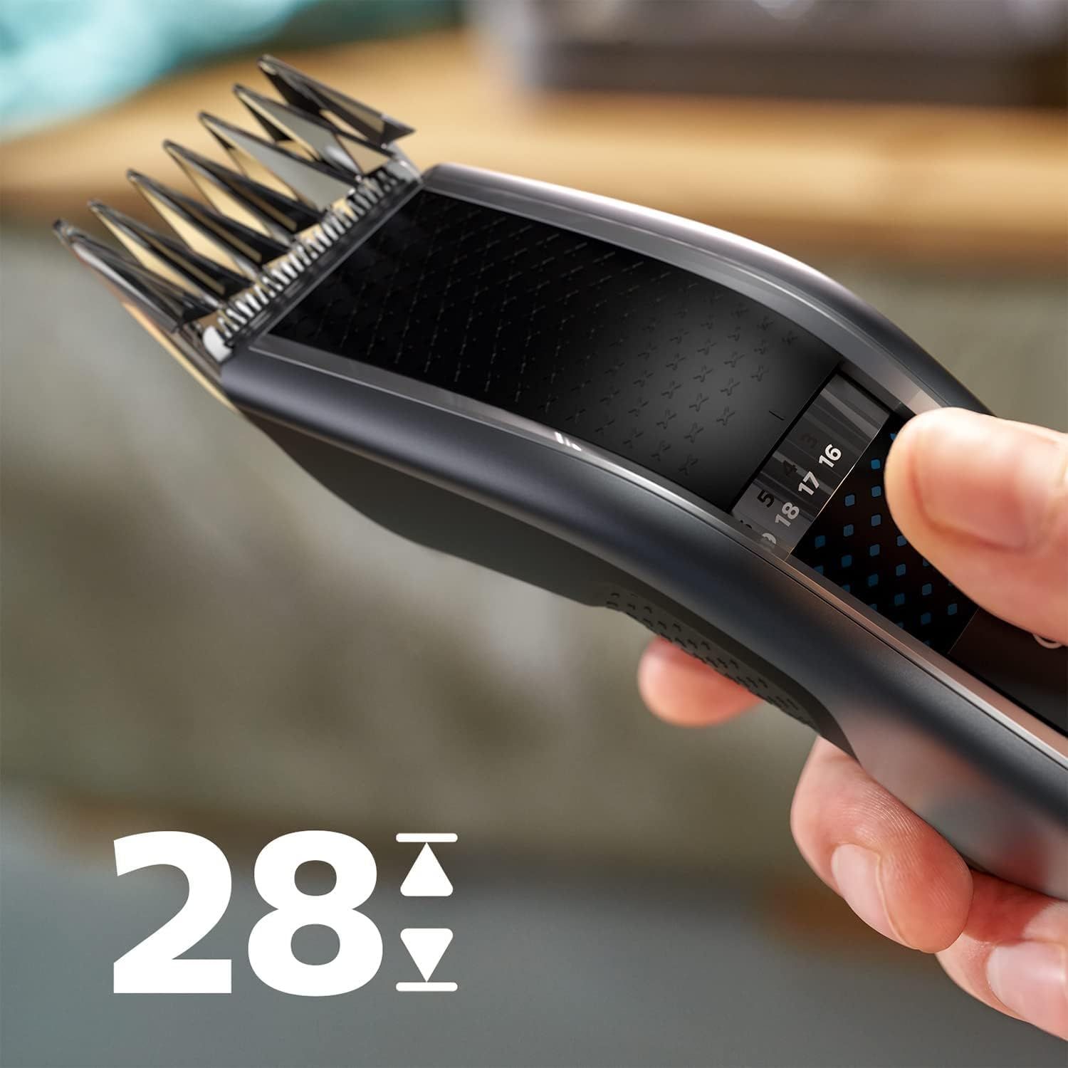 Hand houdt Philips haartrimmer vast met lengte-instelling van 28 mm.