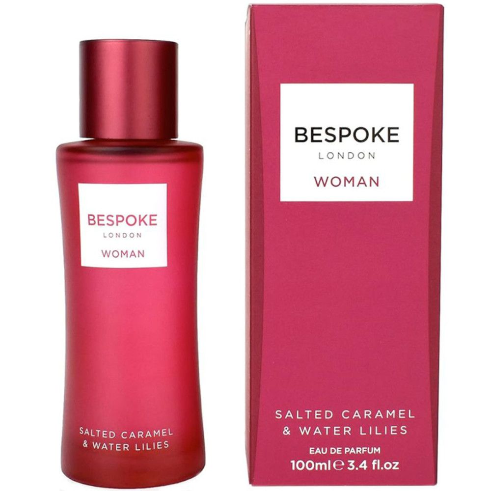 Rode fles en doos. Opschrift: Bespoke London Woman. Tekst: Salted Caramel & Water Lilies. Op de doos: 100ml 3.4 fl.oz.
