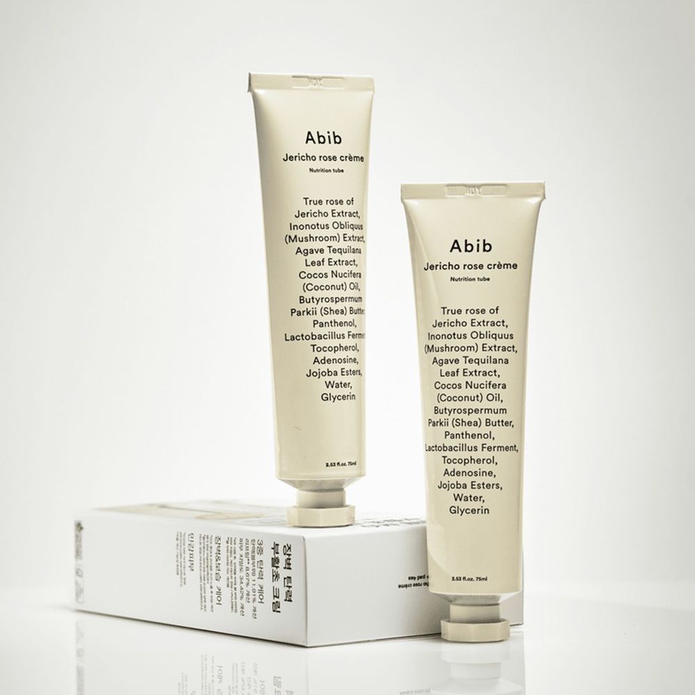 Deux tubes de crème et une boîte. Abib Jericho Rose Crème. Tubes et boîte blancs avec texte gris.