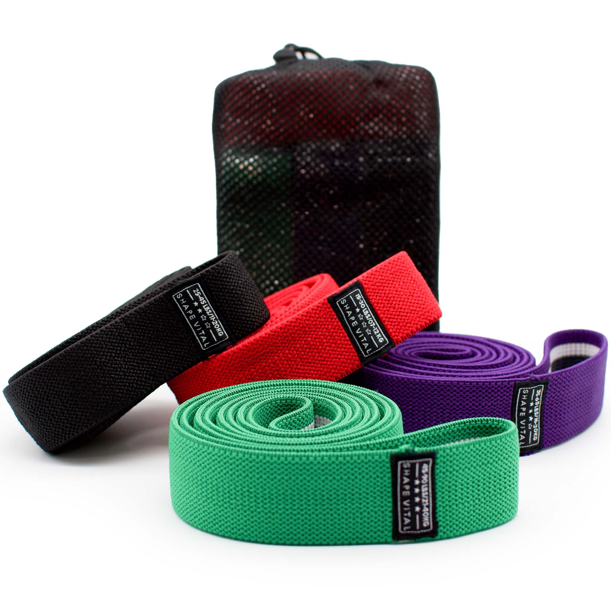 Quatre bandes de résistance colorées et un sac en filet noir. Bandes en rouge, noir, violet et vert.