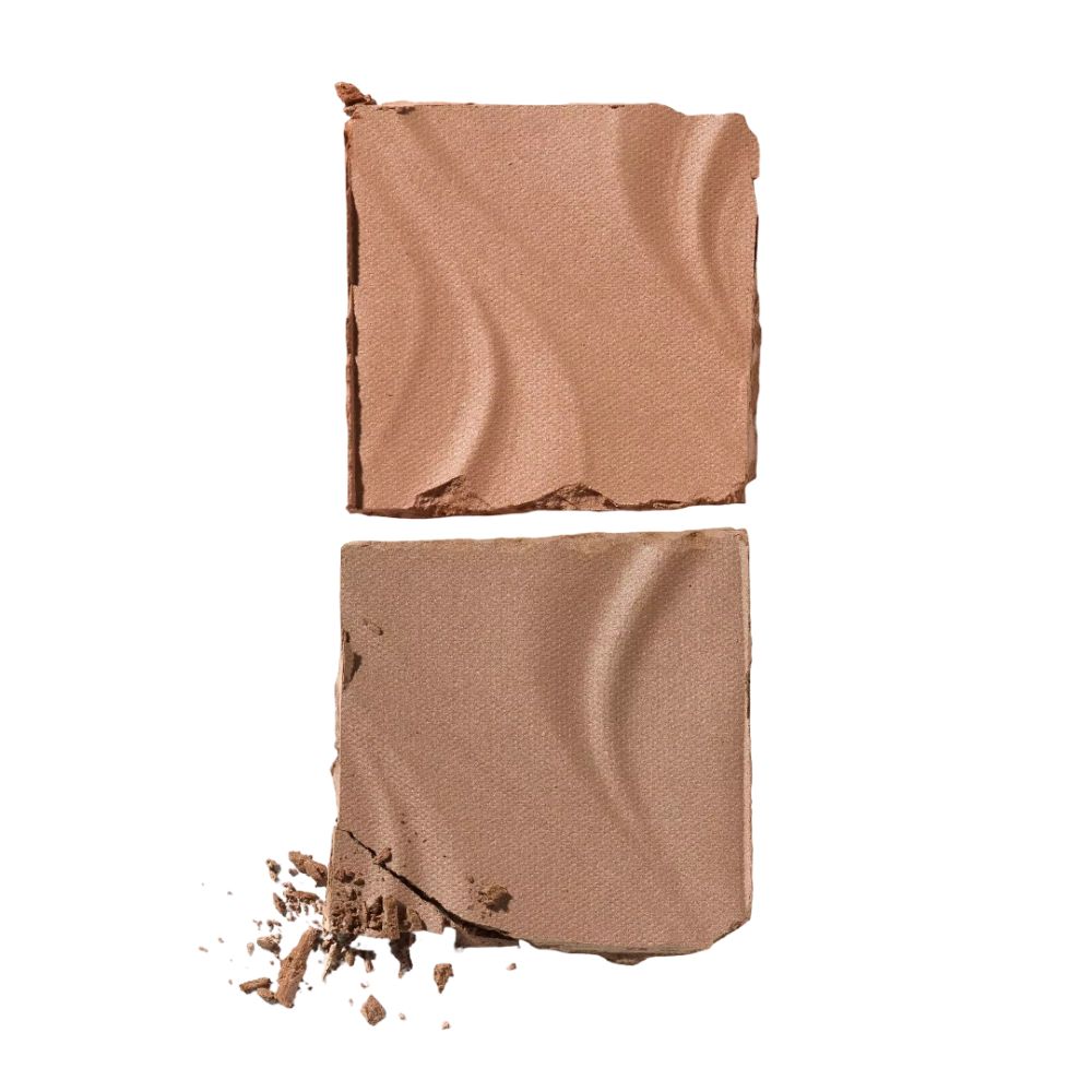 Twee vierkante bronzer- en contourkleuren, één gebroken. Lichte en donkere bruintinten. Op witte achtergrond.
