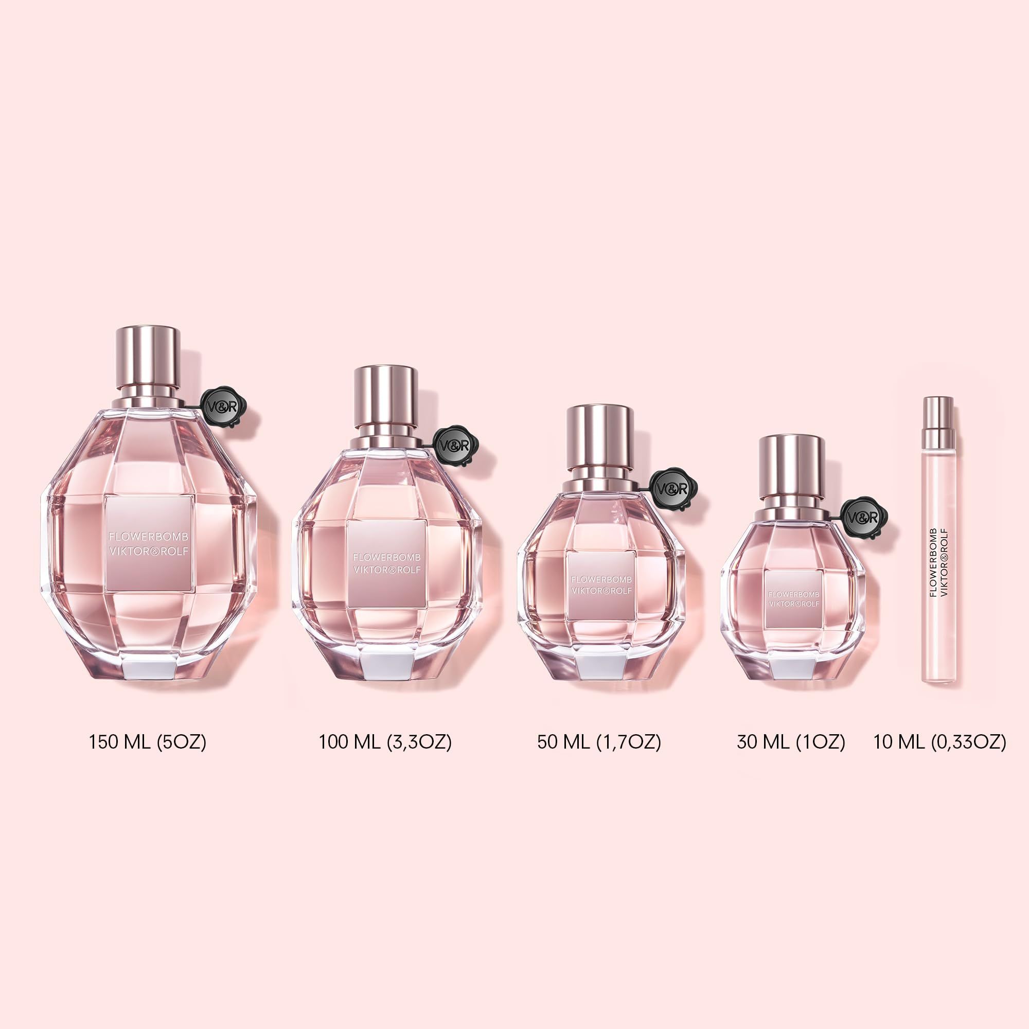 Cinq flacons de parfum Flowerbomb de Viktor & Rolf de différentes tailles. De 150 ml à 10 ml. Fond rose.