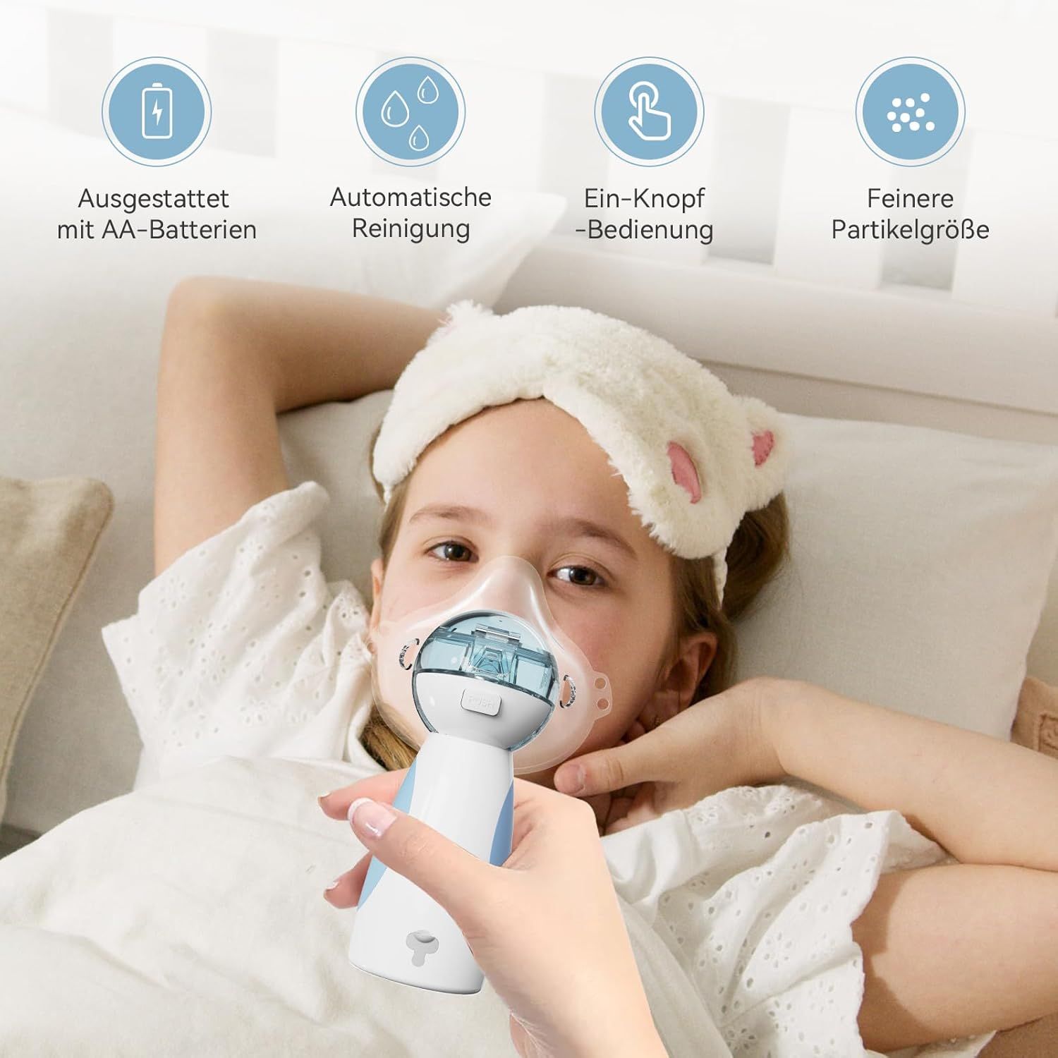 Wit en blauw inhalatieapparaat met masker, vastgehouden door een hand. Kind in bed met oogmasker. Symbolen: batterij, reiniging.