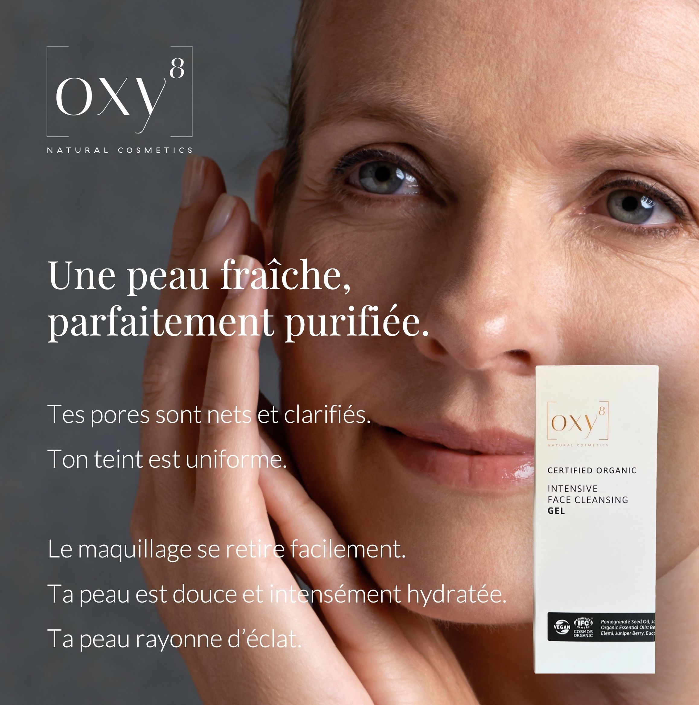 Femme touchant son visage. À côté, un flacon avec pompe noire. Le flacon porte "oxy8".