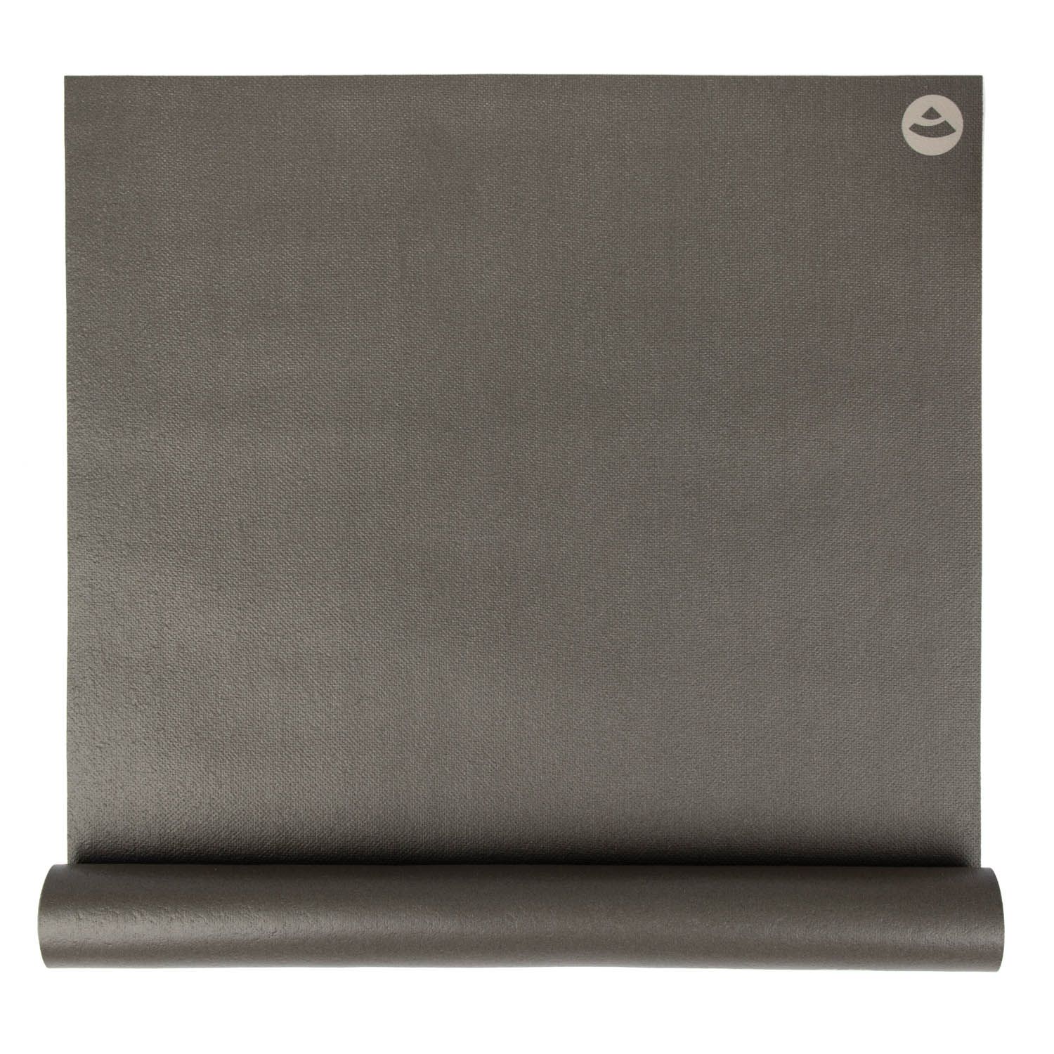 Grijze yogamat, gedeeltelijk opgerold. Logo in de bovenhoek. Op witte achtergrond.