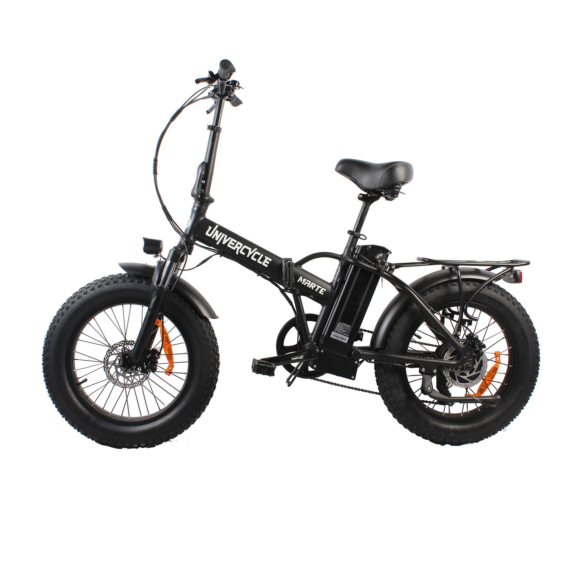 Vélo électrique noir à gros pneus. Marque Univercycle, inscription Marte. Porte-bagages, selle, batterie.