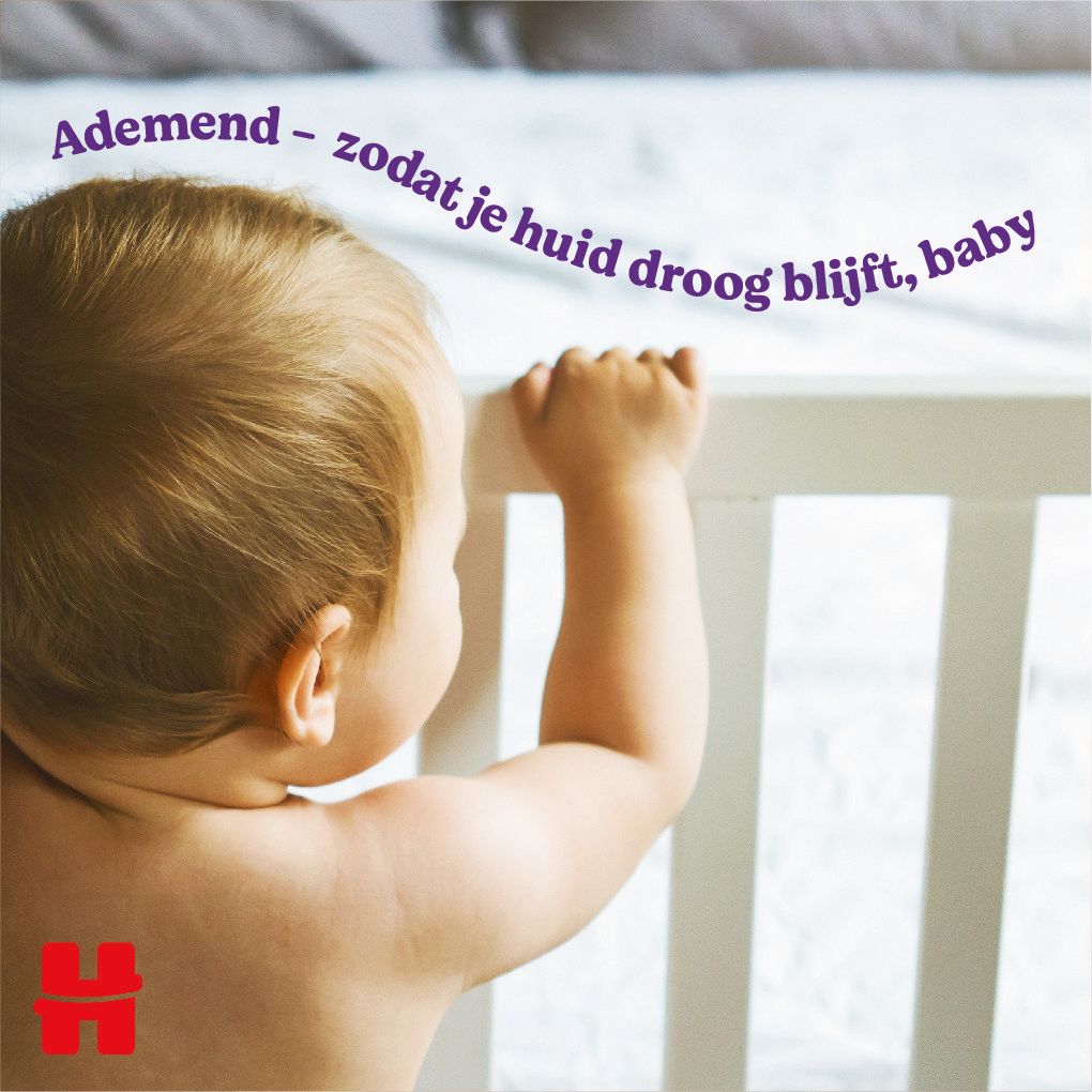 Bébé à un lit à barreaux. Texte: Respirant - pour que votre peau reste sèche, bébé. Logo Huggies.