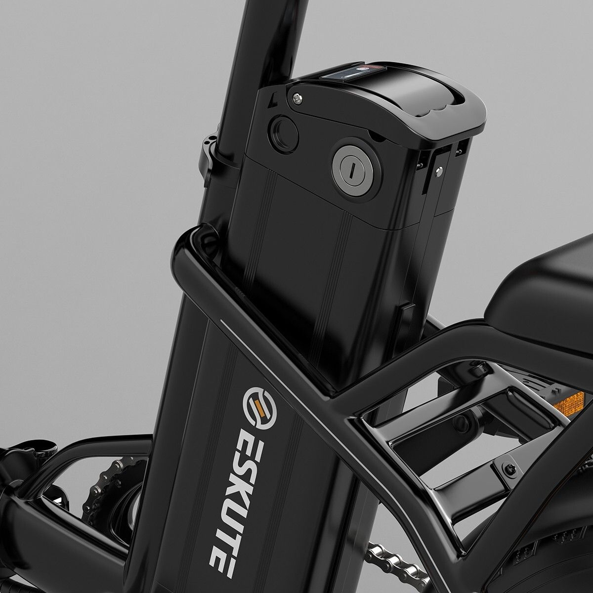 Batterie noire sur le cadre d'un vélo électrique. Marque ESKUTE.