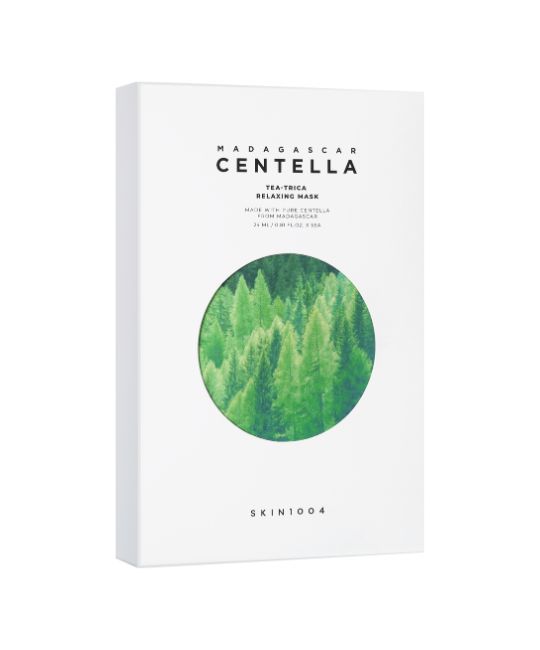 Boîte blanche avec nom du produit et cercle vert avec motif forestier. Texte: Madagascar Centella, Tea-Trica Relaxing Mask, SKIN1004.