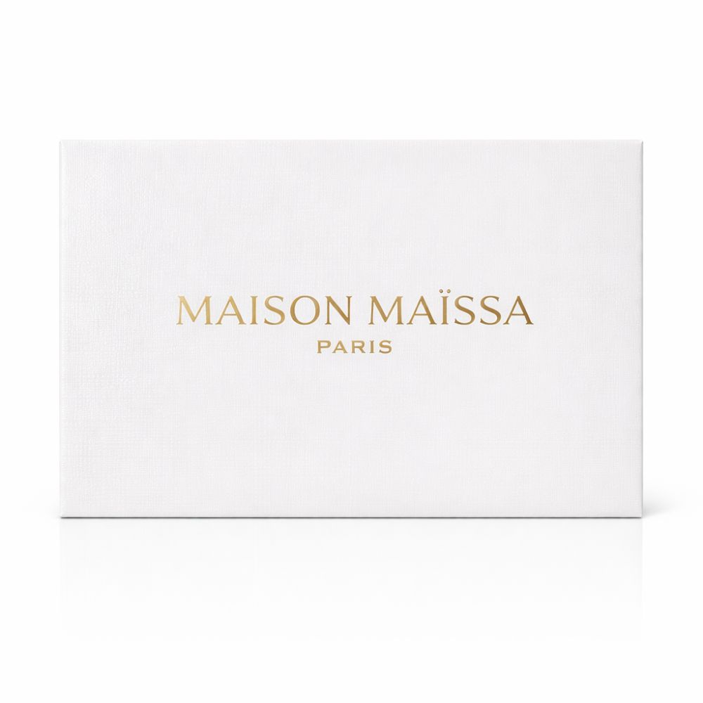 Witte doos met gouden tekst: MAISON MAÏSSA PARIS. Rechthoekige vorm, glad oppervlak.