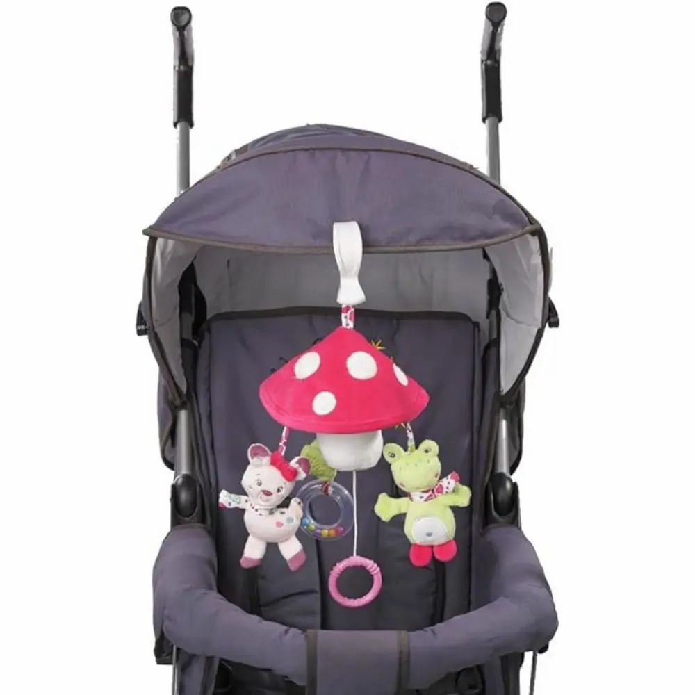 Mobile dans une poussette. Mobile avec champignon, faon et grenouille. Poussette avec siège bleu et protection solaire.