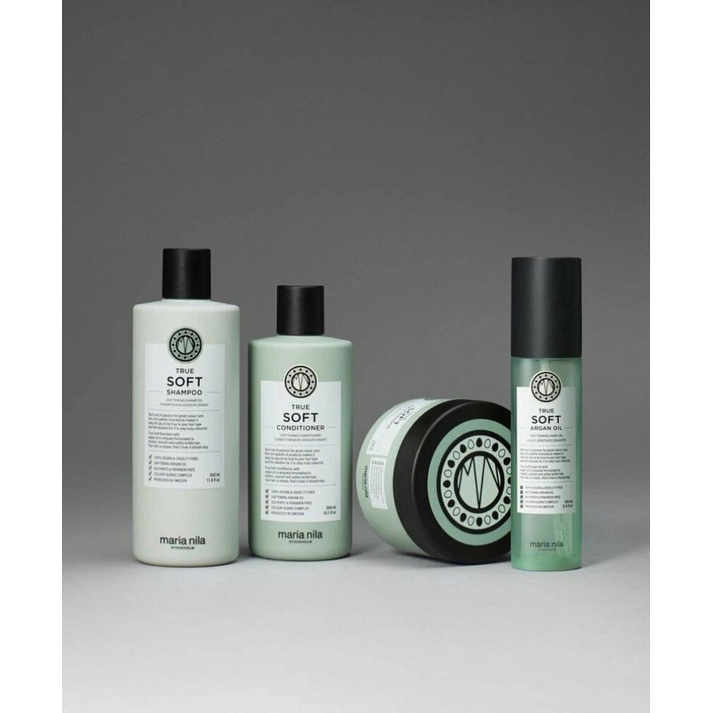 Vier haarproducten: shampoo, conditioner, haarmasker en spray. Lichtgroene flessen met zwarte doppen. Merk: Maria Nila.