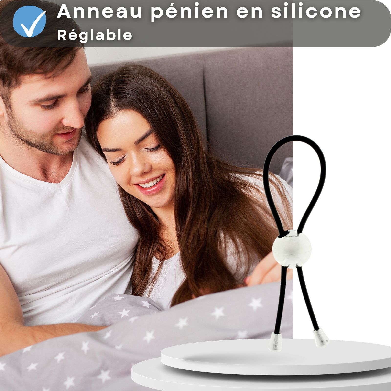 Anneau pénien en silicone, réglable. Couple au lit, souriant.