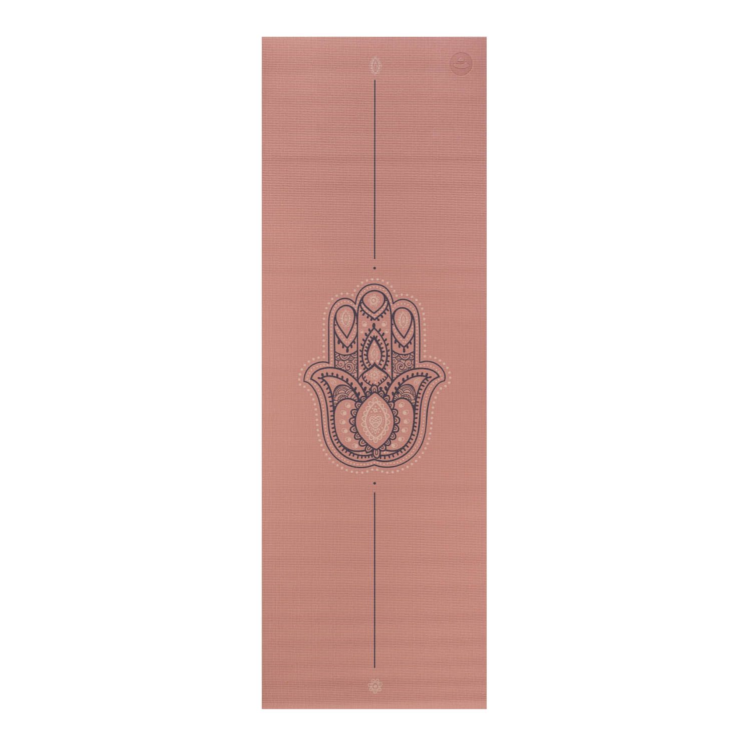 Uitgerolde roze yogamat. Hamsa hand design, zwarte lijn. Logo.