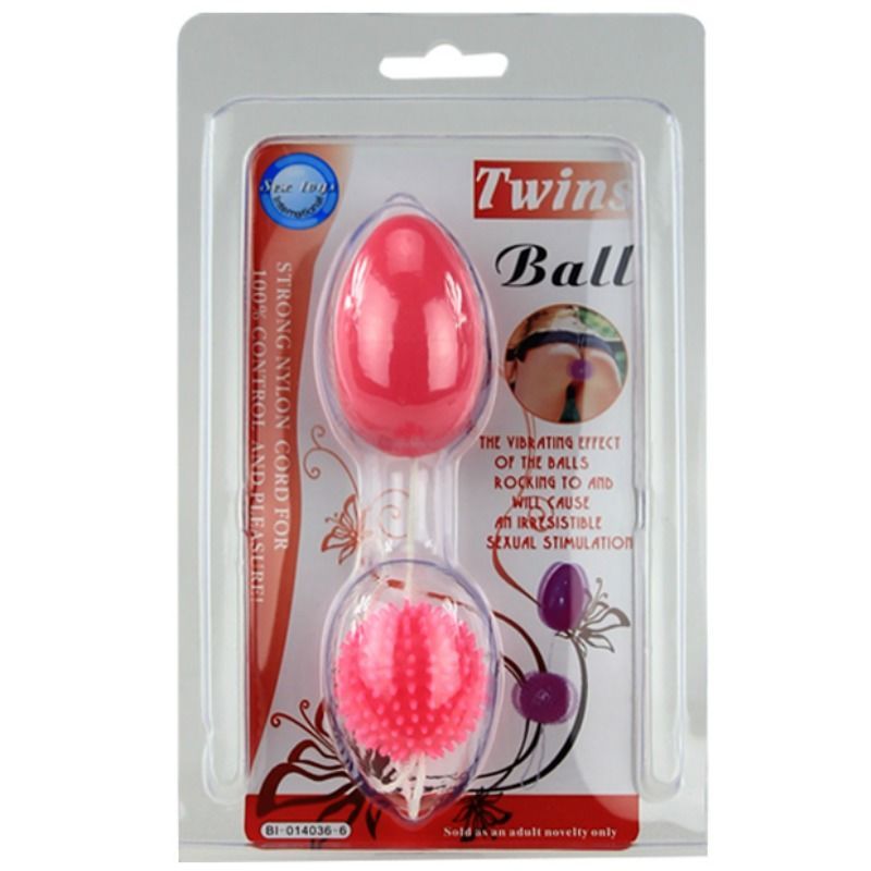 Verpakking met twee rode ballen, een ovale en een met noppen. Tekst: Twins Ball, 100% Nylon, Strong Cord.