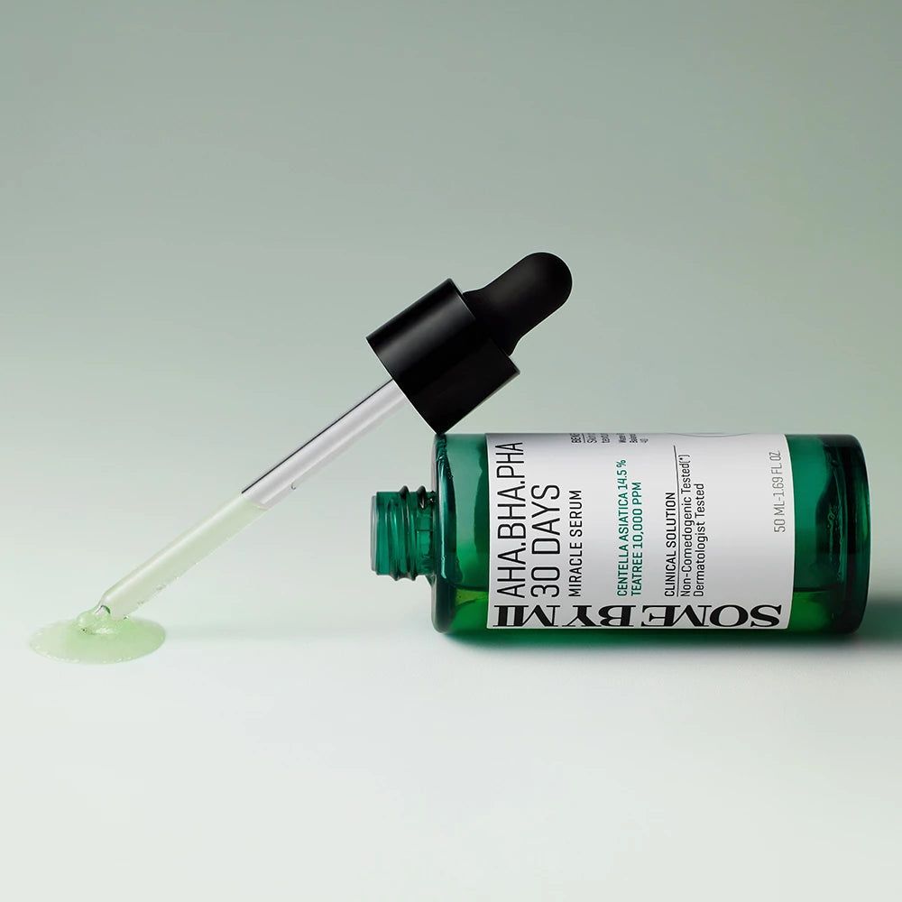 SOMEBYMI AHA-BHA-PHA 30 Days Miracle Serum fles ligt, druppelaar met serum ernaast.