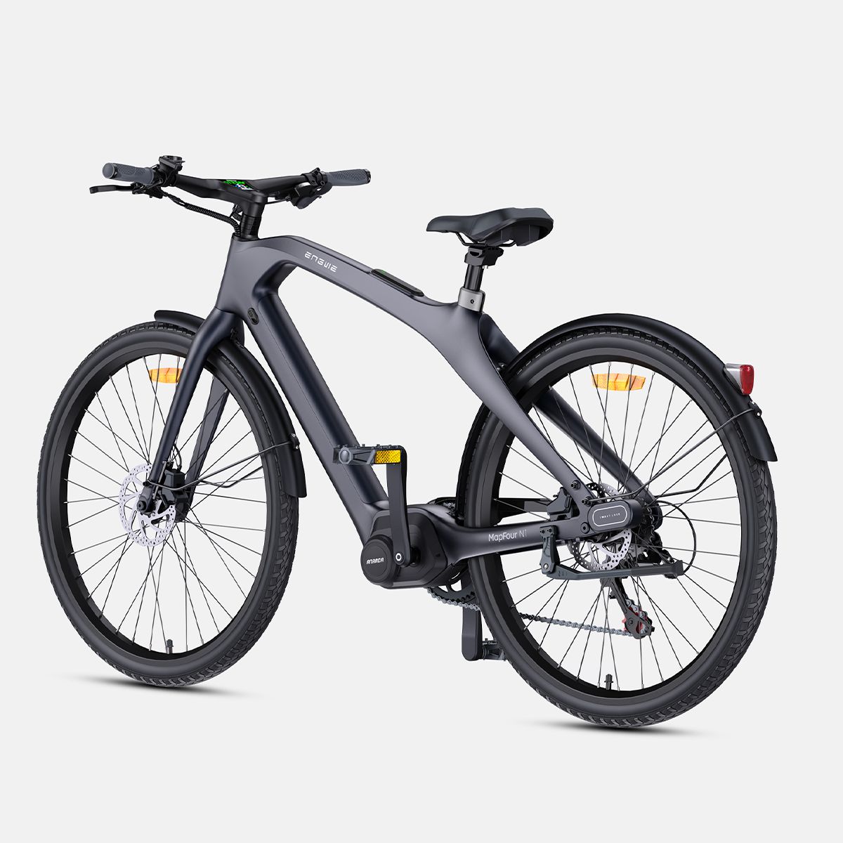 Vue arrière d'un vélo électrique gris foncé. Pneus, garde-boue et selle noirs. Logo Engwe.