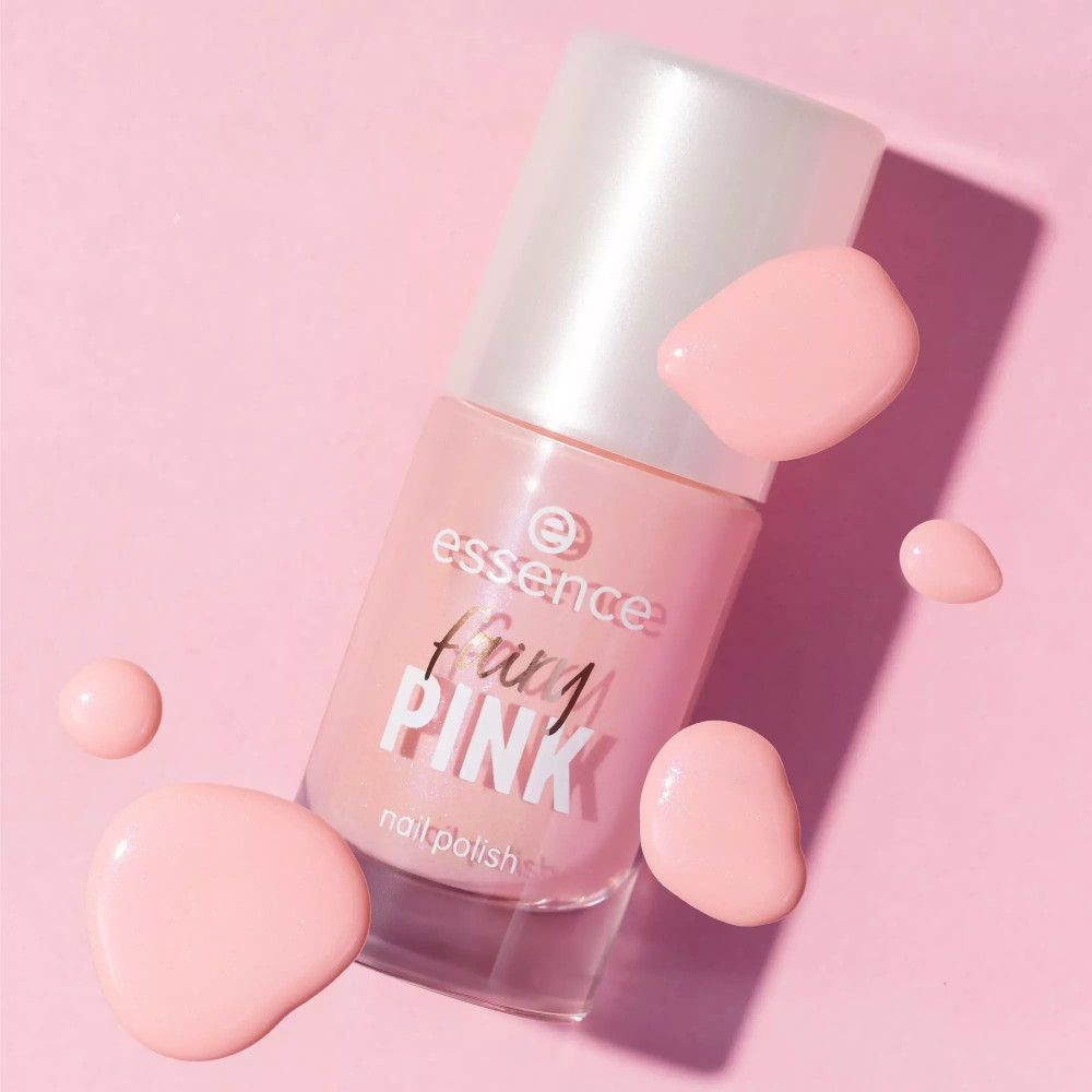 Nagellakfles met roze inhoud en vlekken. Opschrift: essence fairy PINK nail polish.
