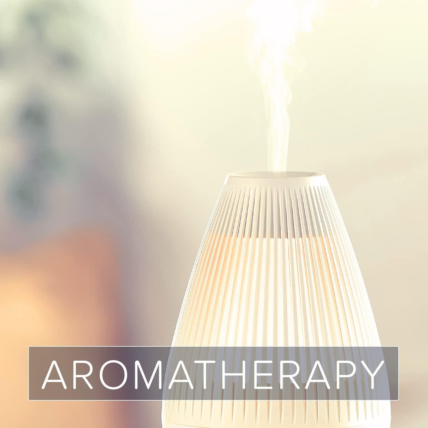 Witte aromatherapie-diffuser met stoom. Kegelvormig met geribbeld oppervlak. Tekst: Aromatherapie.