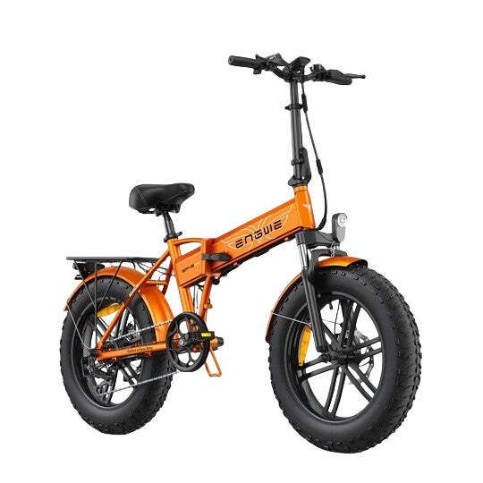 Vélo pliant orange avec pneus noirs. Marque ENGWE visible. Garde-boue avant et arrière. Porte-bagages.
