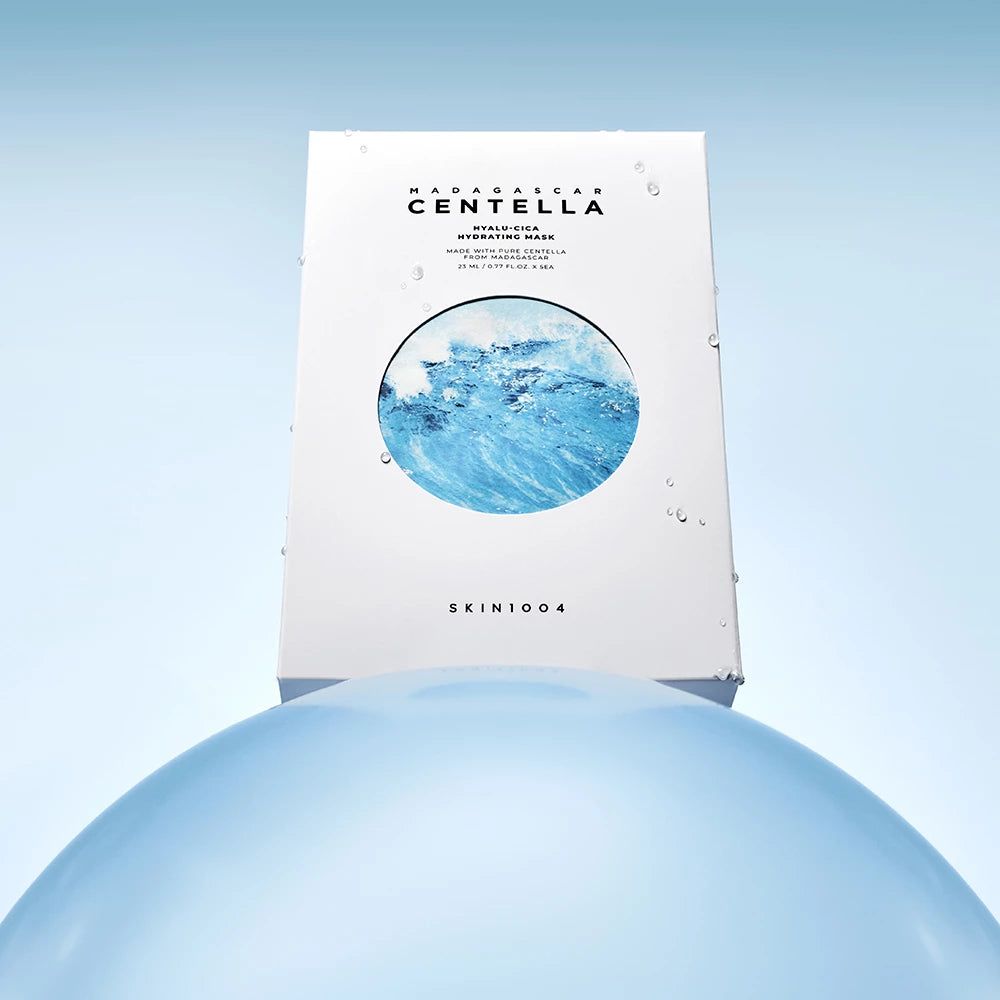 Boîte blanche avec motif vagues bleues. Inscription "Madagascar Centella Hyalu-Cica Hydrating Mask".