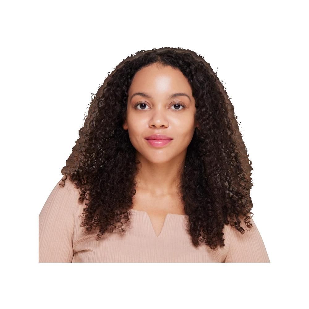 Portrait d'une femme aux cheveux bruns bouclés et portant un haut beige. Elle regarde directement la caméra.